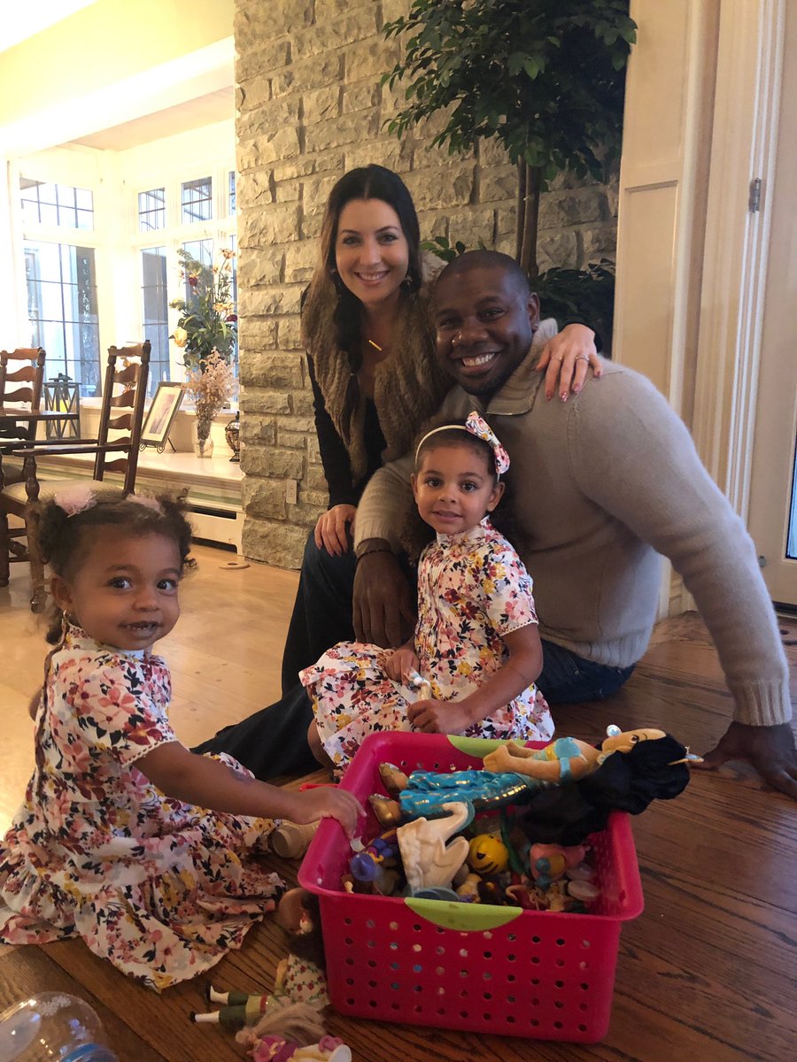 Ryan Howard on X: So much to be thankful for. Happy Thanksgiving from the  Howards  / X
