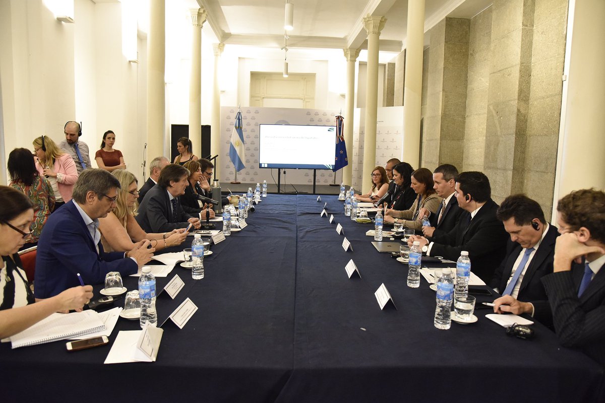 DiputadosAR's tweet image. RELACIONES INTERNACIONALES 🇦🇷🇳🇿 Argentina y Nueva Zelanda afianzan sus vínculos bilaterales. Parlamentarios y referentes de ambos países intercambiaron experiencias respecto a la importancia de la agricultura y el desarrollo productivo + INFO 🔗bit.ly/2r2z5HQ