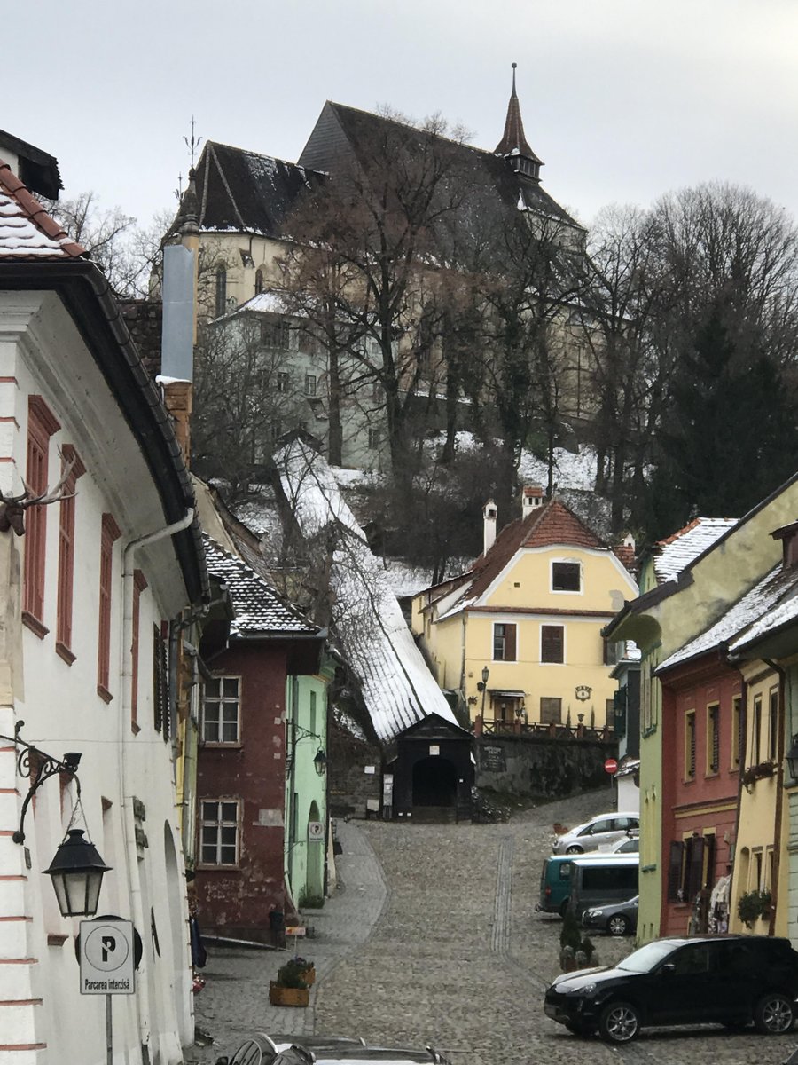 En el punto más alto de Sighisoara (Rumanía) se alza la Iglesia de la Colina. A ella se llega por unas empinadas escaleras cubiertas, una de las atracciones del lugar que podéis ver aquí en una foto que tomé.