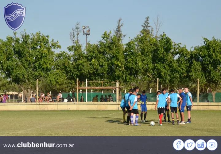 clubbenhur's tweet photo. ⚽ #Juveniles. Con la participación de un gran número de chicos (desde #Cat2000 hasta #Cat2006), se realizó la primera #Prueba de jugadores. Los trabajos estuvieron supervisados por el Director Deportivo, #RubénRossi, y del Coordinador Deportivo, Prof. #CesarBessone. #VamosLobos https://t.co/bmrWthlJG2