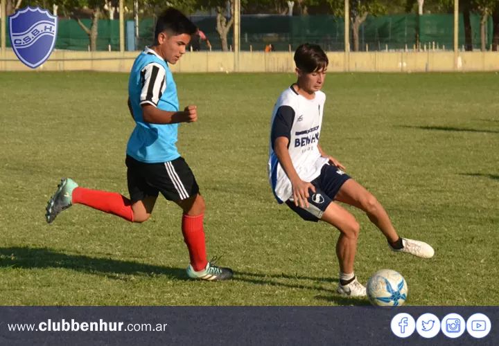 clubbenhur's tweet photo. ⚽ #Juveniles. Con la participación de un gran número de chicos (desde #Cat2000 hasta #Cat2006), se realizó la primera #Prueba de jugadores. Los trabajos estuvieron supervisados por el Director Deportivo, #RubénRossi, y del Coordinador Deportivo, Prof. #CesarBessone. #VamosLobos https://t.co/bmrWthlJG2