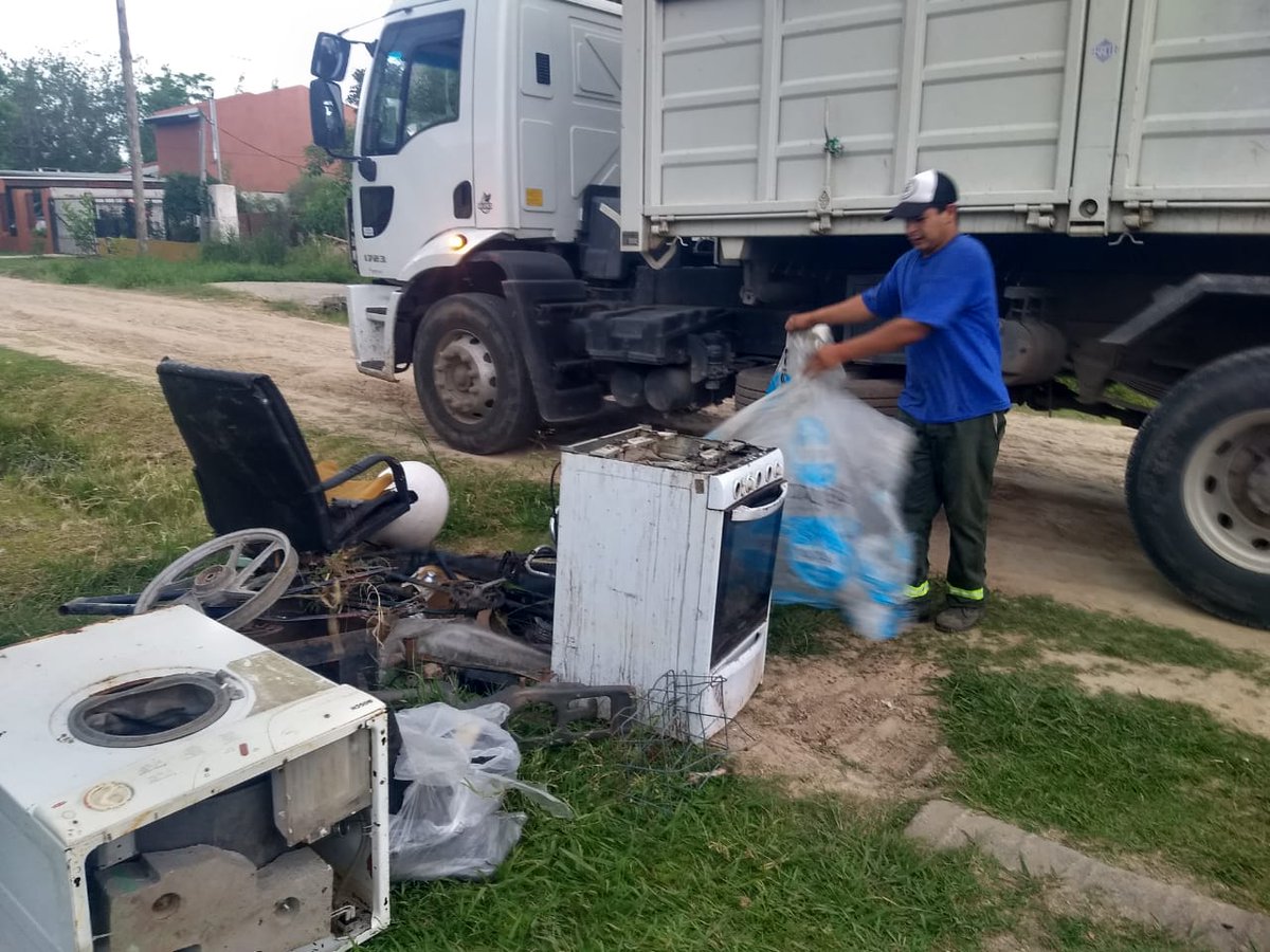 AgResiduos's tweet photo. Gracias vecinos de El Ciervo #porunpilarmaslimpio @NicoDucote https://t.co/pF38ehNcA7