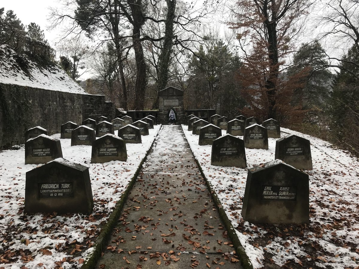 Al lado de la iglesia hay un cementerio alemán (esta zona de Transilvania fue repoblada por alemanes desde el S.XII y sus descendientes fueron enterrados allí). Y es en ese lugar donde encuentro el memorial de las víctimas de la I Guerra Mundial.