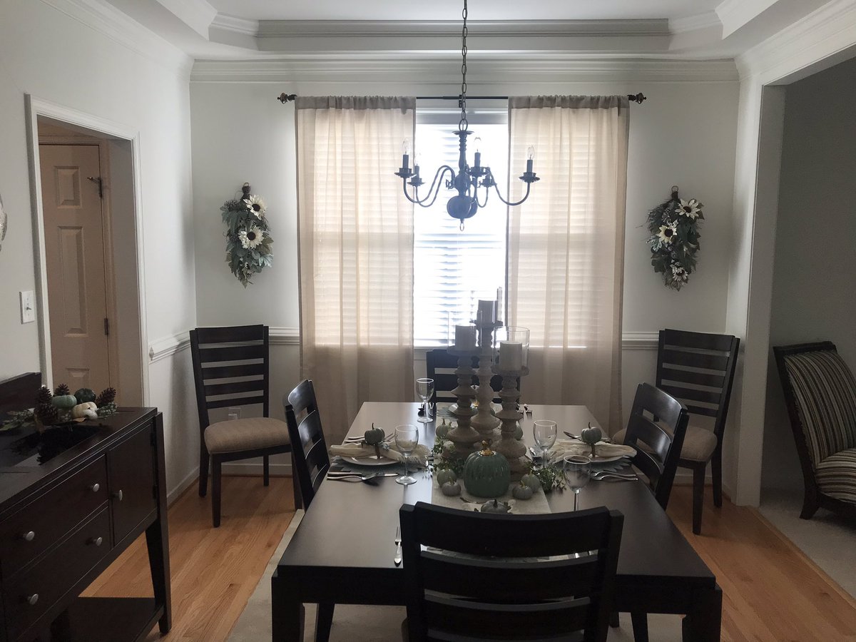 musikal_nupe's tweet photo. This is a late post...never posted pics from August, but I hosted Thanksgiving this year. I keep the dining room decorated but definitely came in handy this year. πππ¦π₯¬π₯π°#FallCreations #IDecorate #WillDecorateForYou #HireMe https://t.co/mPH9ERyTMB