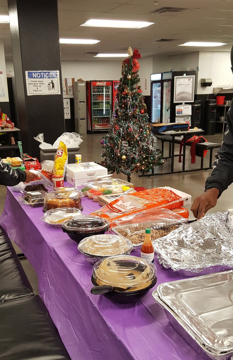the_regressor's tweet photo. Thanksgiving just started, but the tree is already up π
#thanksgivingatwork https://t.co/C92YALKTIh