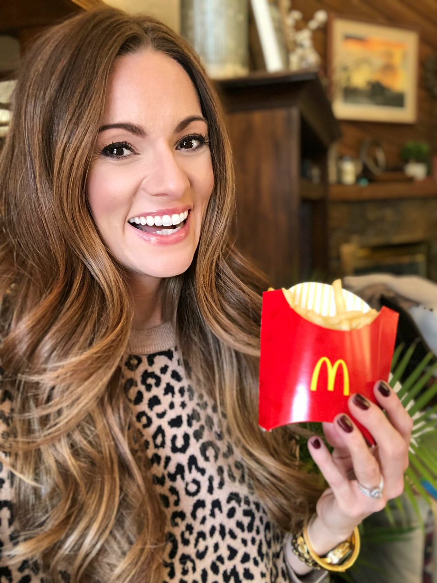StyleByShannon's tweet photo. When your TDay giving plans fall thru...@McDonalds to the rescue! Thankful for a family that can laugh our way through life #thanksgiving https://t.co/OnYSCYK6Fu