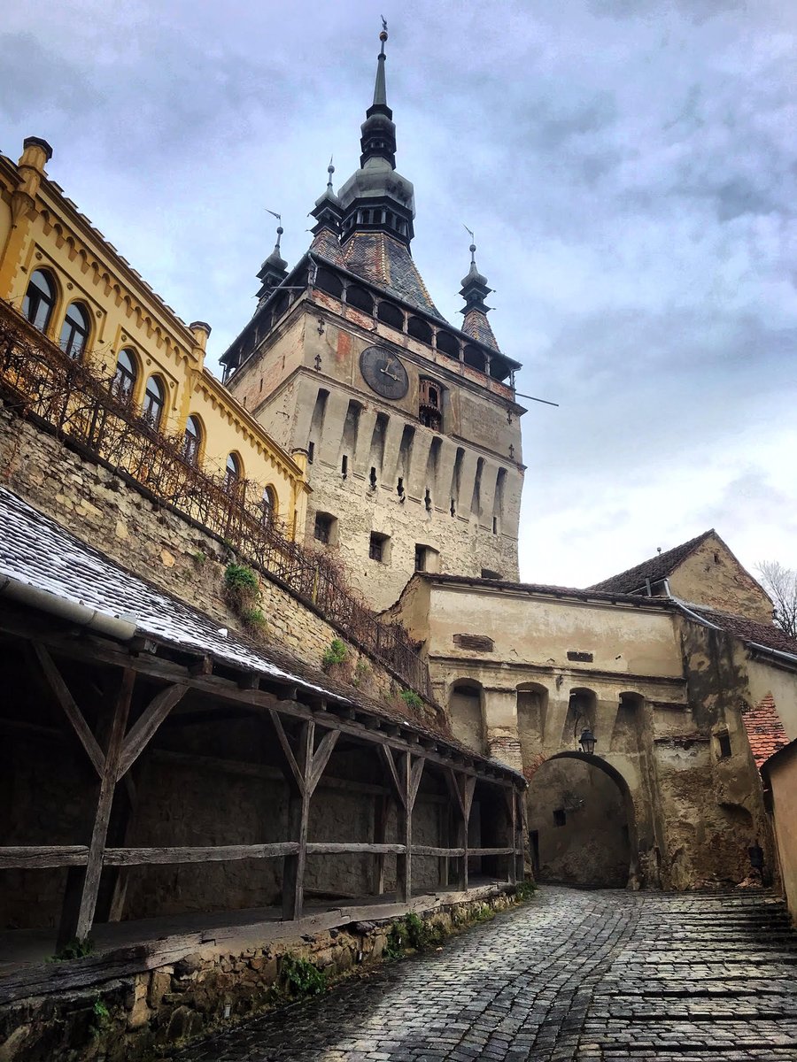 Está claro que si quiero más respuestas tengo que dirigirme allí. Y enseguida entiendo por qué. La Torre medieval no es solo el principal atractivo turístico del lugar. También alberga el museo de historia de la ciudad.