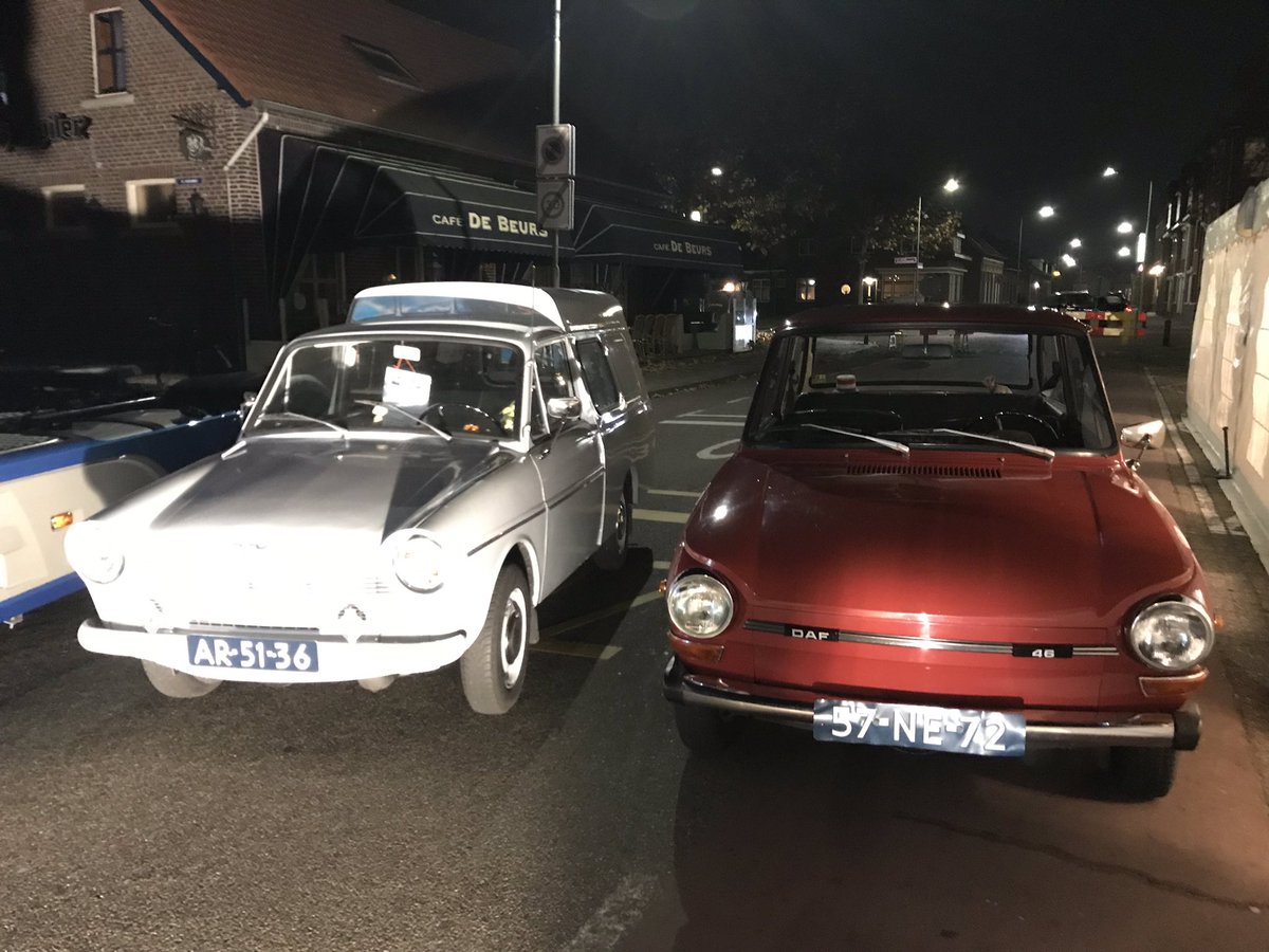 Wat doen deze Dafjes voor de deur van de Merthal? #ohm18 kan van start gaan!