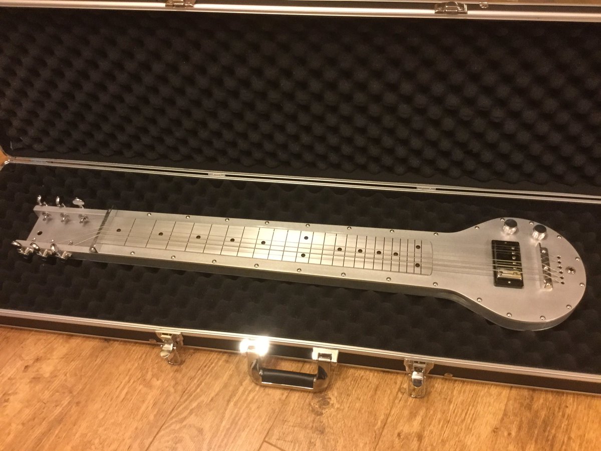 chrismedd's tweet photo. Finally managed to find one, won the eBay auction, had it delivered...and snapped a string before I even got it plugged in. Still sounds fantastic with only the five...
#mighty_pissed_off   #fouke_industrial_guitar https://t.co/MVlbhsIH61