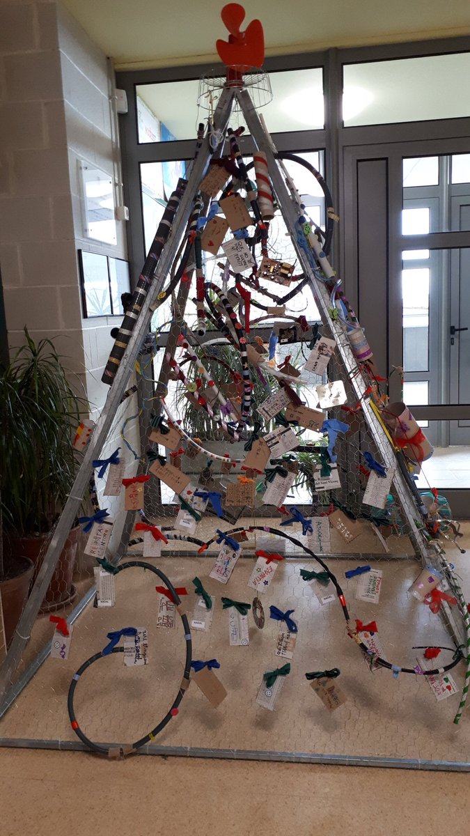 First Christmas decorations with #recicledmaterials and  #hazardouswaste @2EWWR @residuscat #EWWR2018 action #EWWRCAT @Erasmus_Project @EUErasmusPlus @escolallucanes #wasc1619