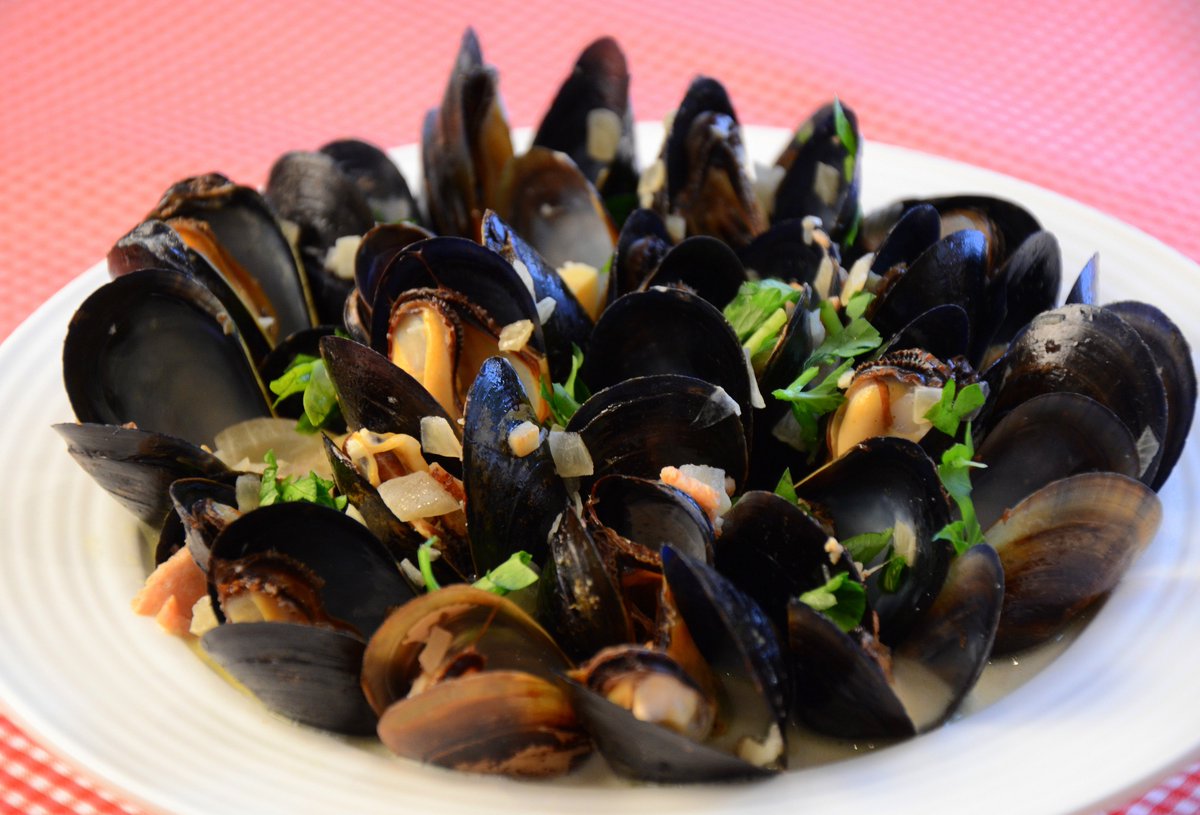 NiloufersKtchn's tweet image. I love fresh seafood. Mussels are so simple. amazon.com/dp/B00J2KMB4C  @PEIMussels @FisheliciousUK  @SeafoodSchool