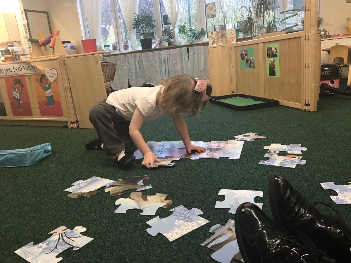 Mrs_EGreen's tweet photo. “Oh oh!” “We can build it again!”
“Look it’s Elsa. I’m going to find Sven now”. #buildingblocksoflearning #jigsaw #frozen @CarbrainPrimary https://t.co/2qCbIkgS2r
