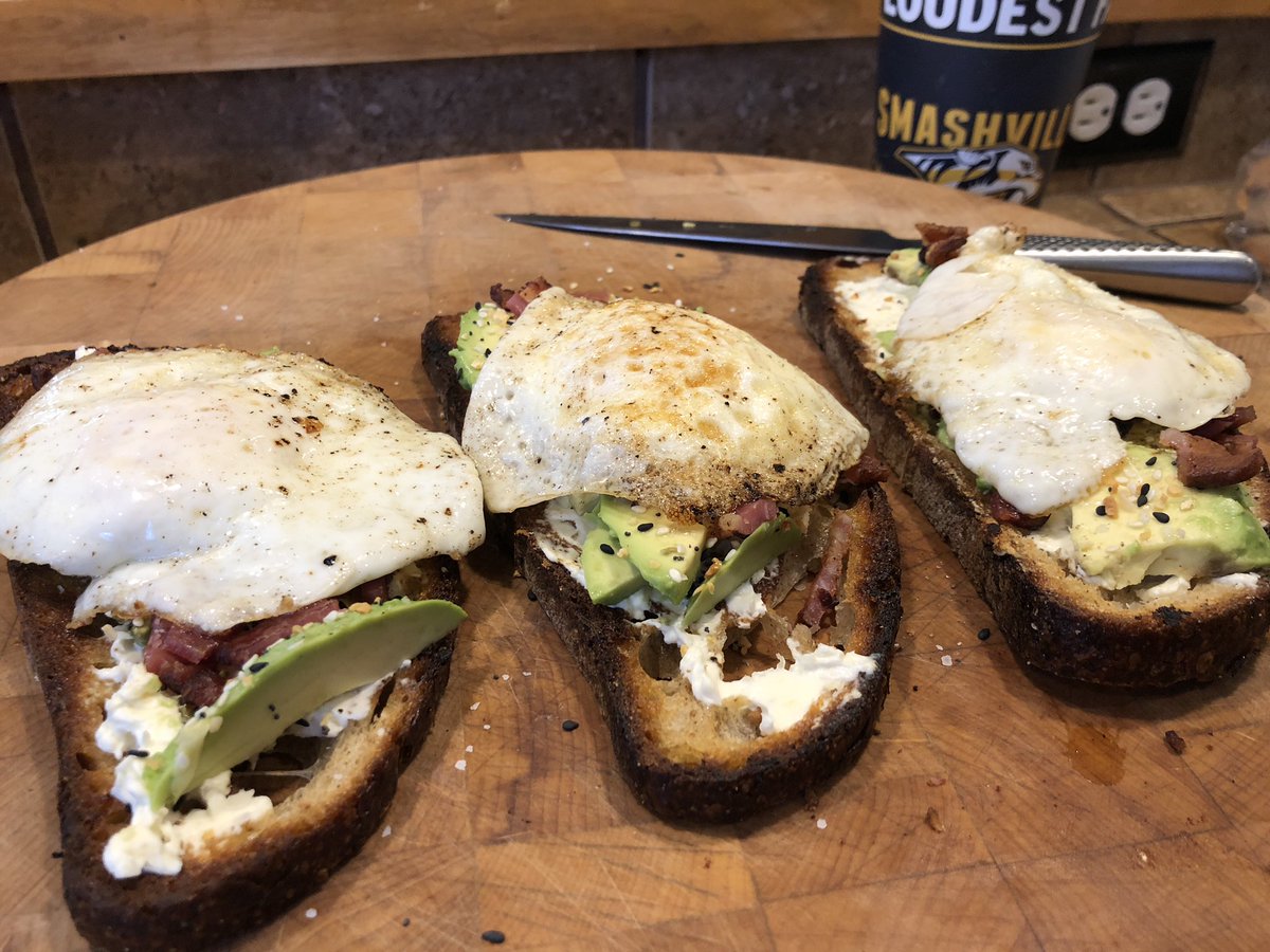 halholdenbache's tweet photo. Remember that #bacon.... turned it into some #avocadotoast on @FrothyMonkey #bread from @LockelandTable !! #newfavoritebreakfast #everythingbagelblend #macysthanksgivingdayparade #chefdaddy #smashville https://t.co/d4eAvHjbIr