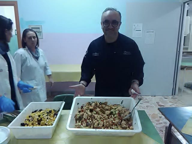 naturalmensa's tweet photo. 📸Fotogallery dello show cooking sulla cucina degli avanzi con la partecipazione dello Chef lucano F.Abbondanza, Ambassador della cucina lucana nel mondo.L’evento, che rientra nella attività di #NaturalMensa per la #SERR2018, mira combattere lo spreco alimentare nelle famiglie😃 https://t.co/DZMMGNI5st