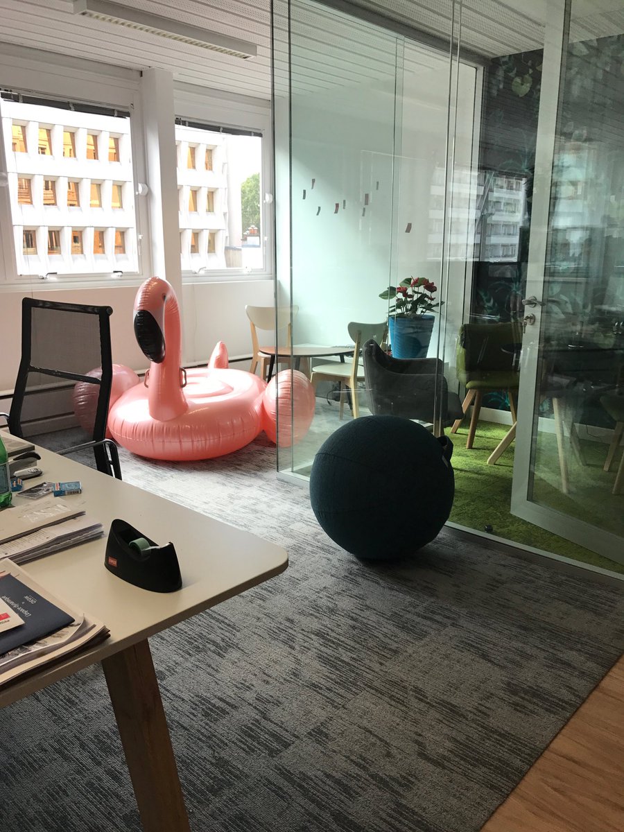 MetzDufour's tweet photo. #attheoffice #davetheflamingo #pacteingenierie #serenitys #nwow https://t.co/O4SPmvBnOh
