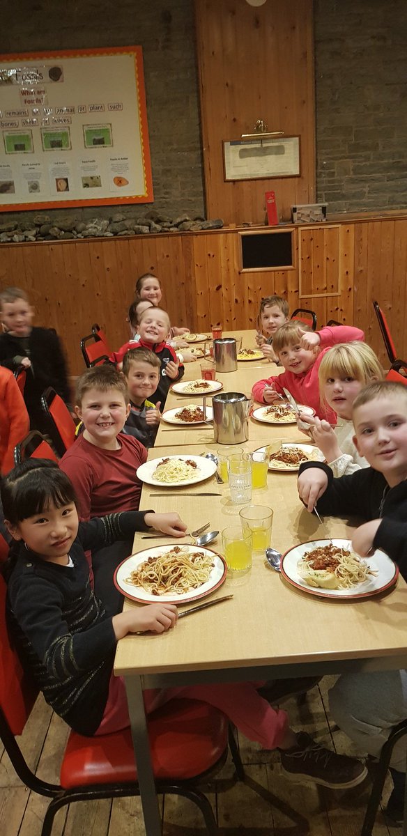 ClevesCross's tweet photo. Time for tea! Mmmm! Spaghetti Bolognese #fulltums #theyveearned #garlicbread https://t.co/vM7quzpr4f