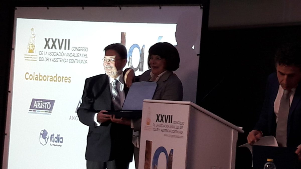 AndaluciaDOLOR's tweet photo. Premio al Dr. Diego Contreras de la Fuente, por el ejemplo que ha supuesto para la sociedad y profesionales de la salud andaluza, y por su carácter pionero al poner en marcha la primera Unidad del Dolor de la provincia de #Jaén. #AADAC #AAD2018 https://t.co/OwTgcxGPYR
