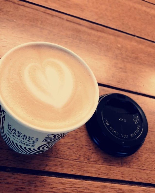 KarakWaffle's tweet photo. تبدأ قصه حب مع القهوة بعد كوب واحد من الكابتشينو الرائع ! ☕️😍
#أصدقاء_كرك_ووافل 
#jeddah_coffee 
#karakwaffle 
#يوم_الخميس https://t.co/aJt5GchsvT