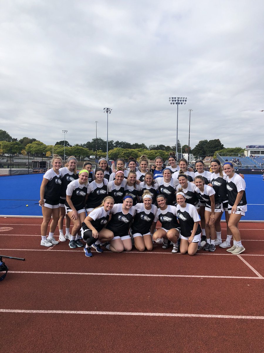 CappyLXC's tweet photo. Grateful for my Hounds, LXC family &amp; our newest addition Dot—who can’t wait for her walk tomorrow when her nemesis turkey is gone!  Happy Thanksgiving all!!! 🐾💙☘️🦃 @ACGreyhoundsWLX @LXCGirls @LXC_CENTRAL https://t.co/jY1wdBtrzE