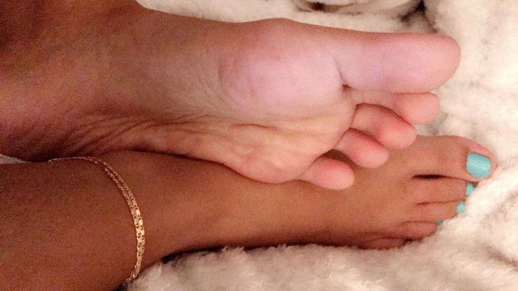 MASKEDMlSTRESS's tweet photo. Afternoon losers and Happy Thanksgiving! Show how thankful you are by sending me tributes while you’re hiding in the bathroom  😘

@rt_feet @slavekane @RT4D1 @RT_Pup @rt_sub1 @RTAlex_1 @RTslave93 @find0m #findom #sph #walletdrain @FindomRT8 #footfetish #toes #feet @finsubRT https://t.co/AOds7f4pR4