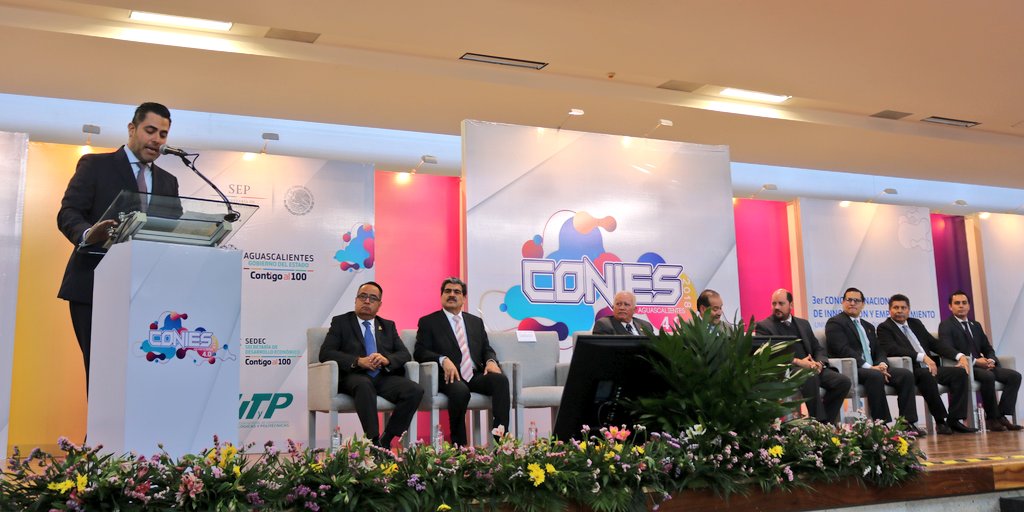 utvco's tweet photo. El Mtro. @ajaimesg, titular de la @CoorUTyP, durante la inauguración del #Conies2018, reconoce el talento de estudiantes que han llegado a la etapa nacional, quienes con diversos proyectos contribuyen al desarrollo educativo, económico y social de nuestro país.
#LíderesQueInnovan https://t.co/zomuuYpaNw