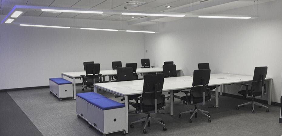 Castanbarcelona's tweet photo. Proyecto de iluminación técnica para las oficinas Servizurich de Barcelona. El espacio requería de ilumianción eficiente para iluminar las mesas de trabajo, además integramos un sistema de iluminación LED azul para crear un efecto ambiental. #proyecto #DROPS #tienda #castan https://t.co/xUesA6HjSu