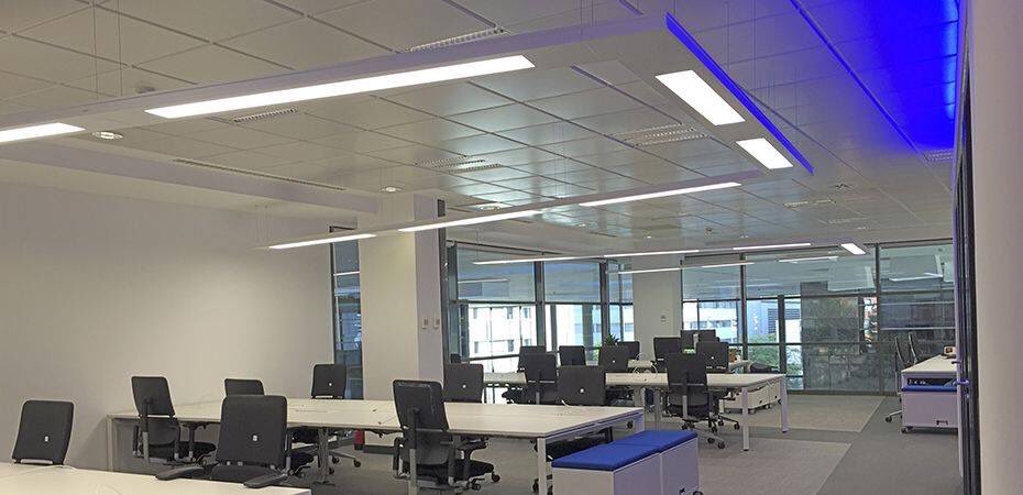 Castanbarcelona's tweet photo. Proyecto de iluminación técnica para las oficinas Servizurich de Barcelona. El espacio requería de ilumianción eficiente para iluminar las mesas de trabajo, además integramos un sistema de iluminación LED azul para crear un efecto ambiental. #proyecto #DROPS #tienda #castan https://t.co/xUesA6HjSu