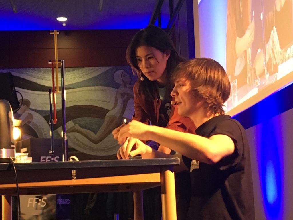 fforwardscience's tweet photo. Kein #SciencemeetsYouTube ohne Live-Experimente von @Techtastisch! Mit freundlicher Unterstützung von Kollegin @maithi_nk #Chaospendel https://t.co/8ayolle0GZ