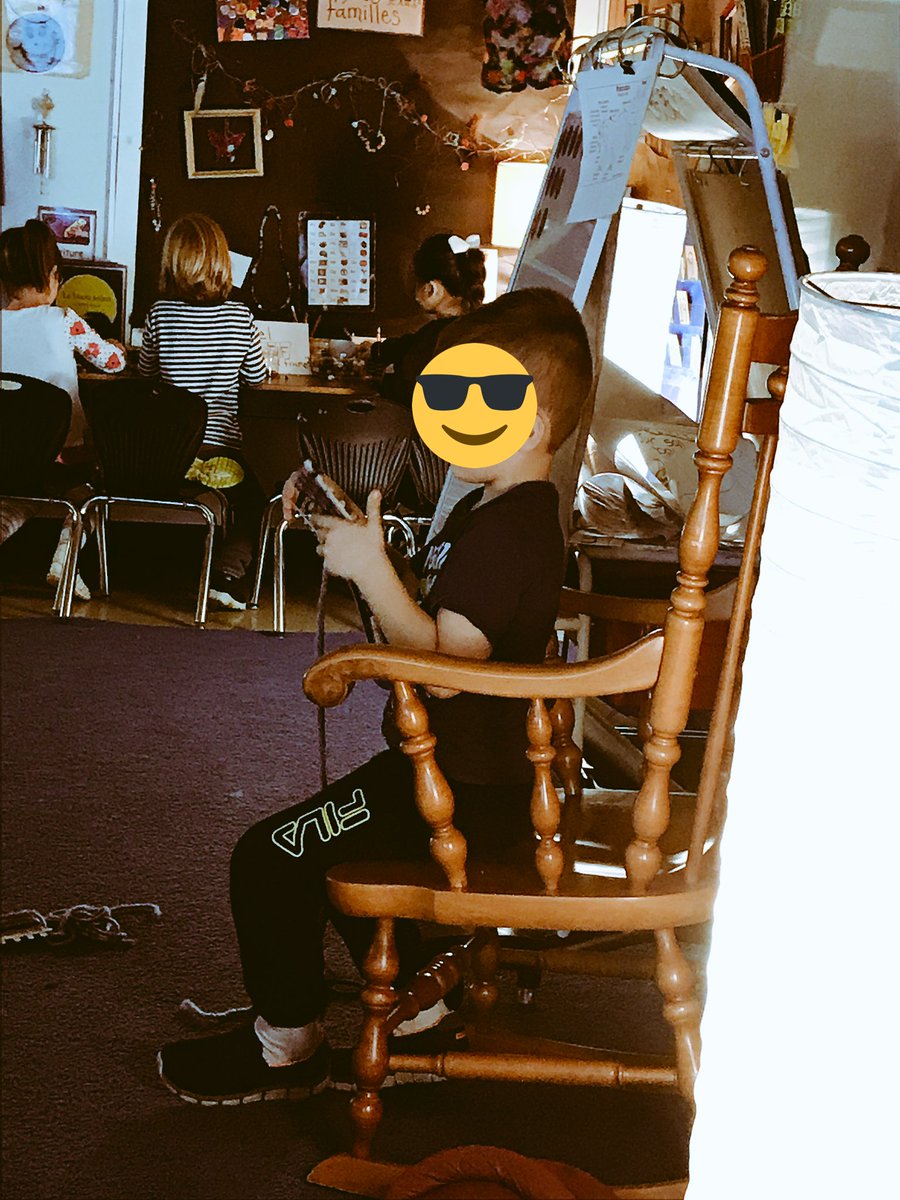 david_harel's tweet image. Patterns everywhere! My amazing Teacher Candidate is leading our exploration of patterns. Ss high engagement in weaving, musical patterns, beading, and drawing. Beautiful, calming activities @bridgebulldogs #sd38learn #sd38french