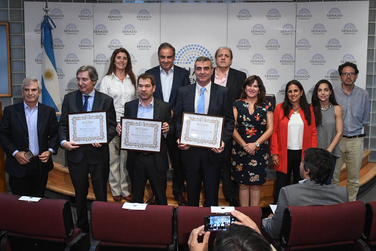 emirfelixok's tweet photo. Recibí en Buenos Aires, por parte de @SenadoArgentina la distinción a la Buena Gestión Municipal, por segunda vez luego de haberla obtenido en el 2014. Sólo 3 municipios del país, entre 529, accedieron a esta honorable mención, que tuvo en cuenta proyectos como la pulpera.... https://t.co/j4lhHB1aai