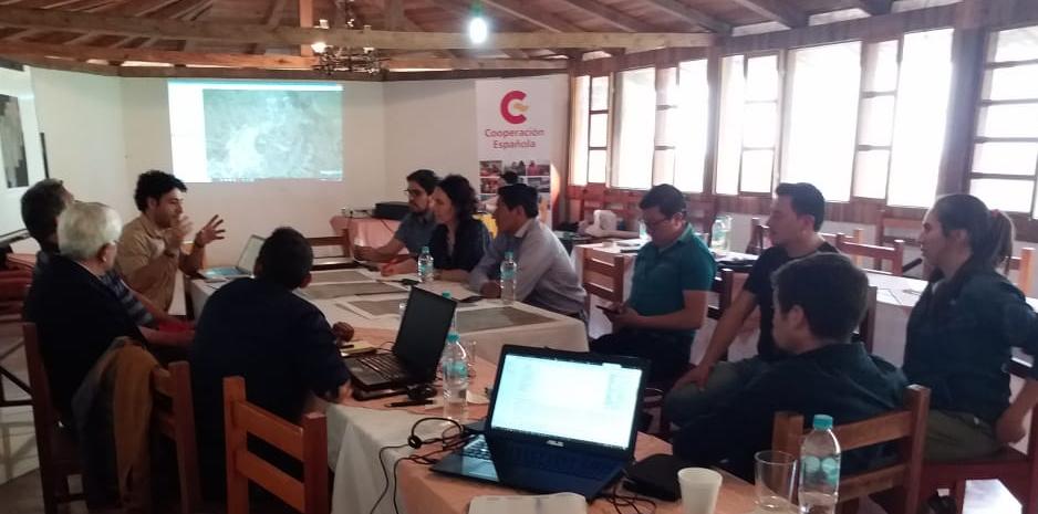 AMEcuador's tweet photo. #Tungurahua | En Patate, con @aecidecuador brindamos “Apoyo al Desarrollo y Aplicación del Ordenamiento Territorial, Uso y Gestión de Suelo en la Planificación y de Gestión Territorial en Pequeñas y Medianas Ciudades". Son tres días de capacitación en territorio. #AMEcapacita https://t.co/oR7ZlzcUTy