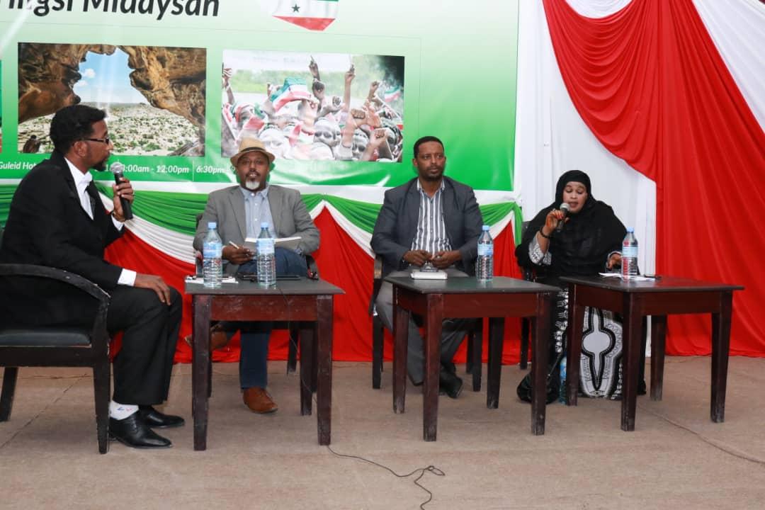 dharaaro1's tweet photo. Very important discussion about " role of education in building nation"
@JamaMusse
Luul hasan
Pro; idiris hassan
Xidh; barkhad batun
#SLNF2018 https://t.co/dw4TGbLA0I