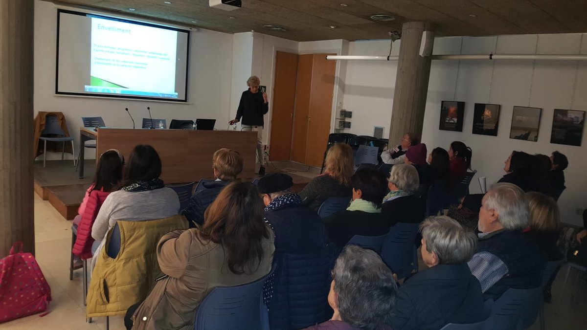 AltEmpordaIN's tweet photo. Aquesta tarda en el marc del programa Ancora per prevenir aïllament gent gran #pladebarris @EscalaMunicipal fem formació amb la Dra. Esther Celda, cap servei sociosanitari #HospitalFigueres sobre envelliment positiu i saludable #femsalut #envellimentactiu https://t.co/Rg4h5c8v15