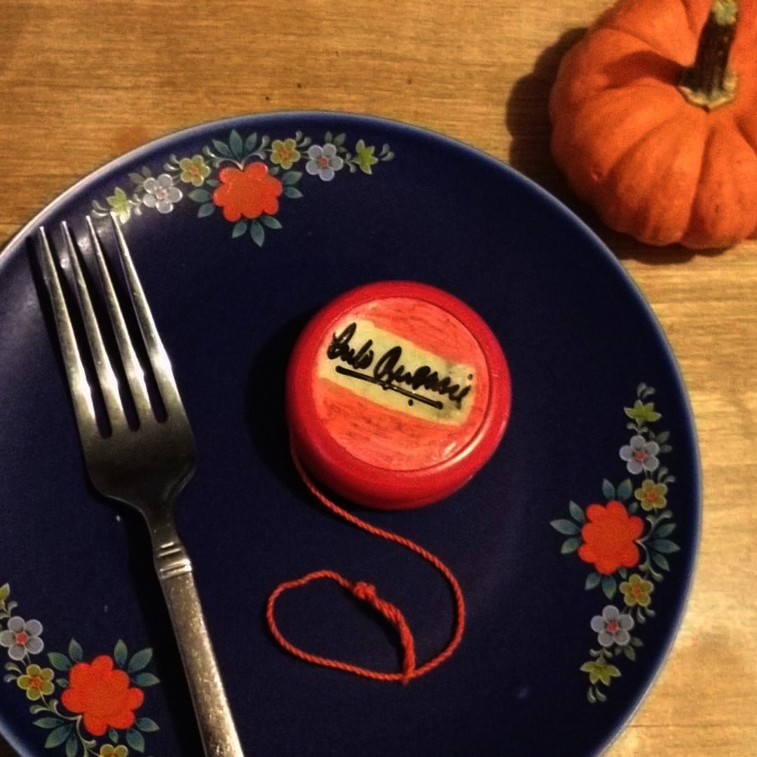 StringslingerNM's tweet photo. Throwback throw signed yo-yo by Woodstock folksinger Arlo Guthrie... 1967 Thanksgiving epic song Alice's Restaurant singer.. fixed axle Playmaxx ProYo III #yoyo #retrotoys #todaysthrow #throwoftheday #arloguthrie #woodstock #fixedaxle #fixedaxlefriday #folksong #folksinger https://t.co/trKByOU4mD