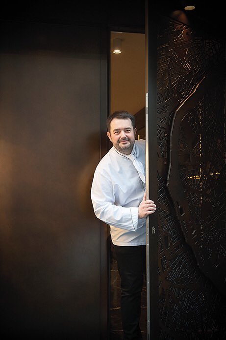 Freezze's tweet image. Ma passion la plus cheloue c’est définitivement les photos de Jean-Francois Piège dans des portes entrouvertes.