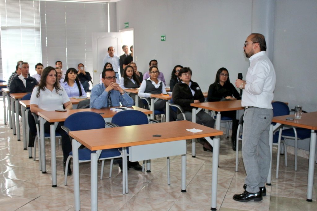 juandehowitth's tweet photo. #ActitudPositiva Si quieres algo más de lo que tienes este momento, asume riesgos. Que experiencia tan linda poder compartir y llegar a los corazones de las personas que conformamos el #GobiernoDeTodos Somos un equipo. Y tú, ¿Te sientes feliz en tu lugar de trabajo? https://t.co/Yzq7ABjRec