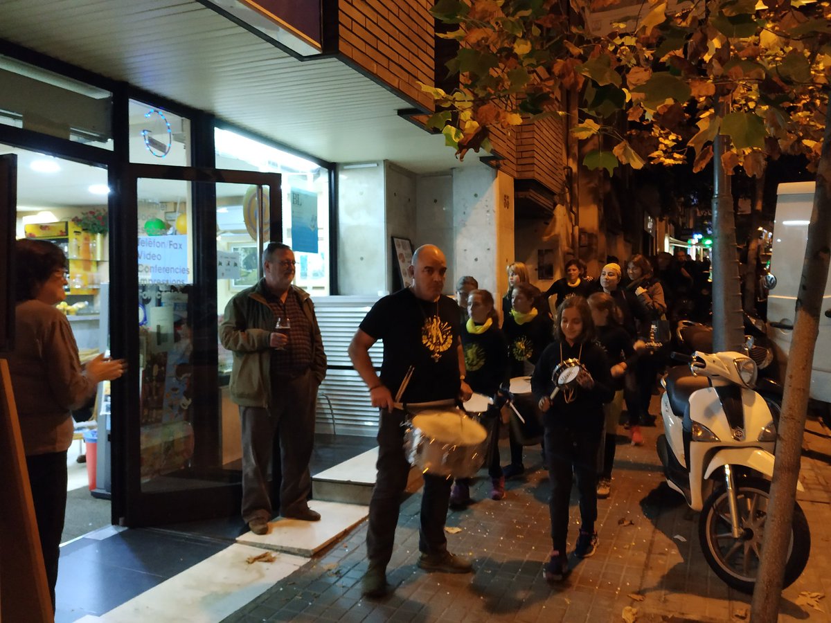 comercvallcarca's tweet photo. Fi de festa d'encesa dels llums de Nadal a #Vallcarca amb els nostres veïns de @batucargol. Moltes gràcies!! #ObrimPerTu @GraciaComerc @Bcn_Gracia @Bcn_Gracia @robert_soro https://t.co/MMcEwymEbw