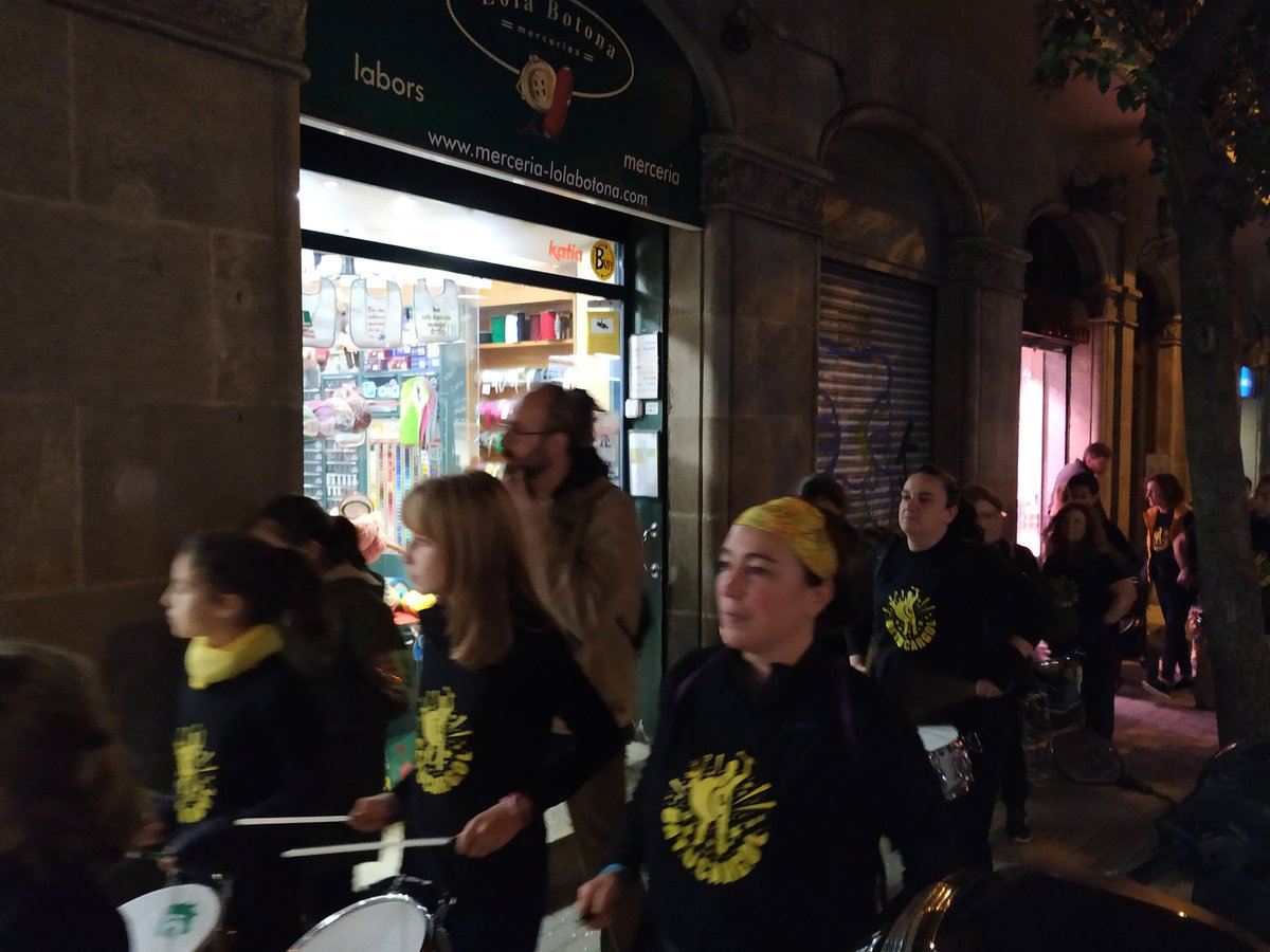 comercvallcarca's tweet photo. Fi de festa d'encesa dels llums de Nadal a #Vallcarca amb els nostres veïns de @batucargol. Moltes gràcies!! #ObrimPerTu @GraciaComerc @Bcn_Gracia @Bcn_Gracia @robert_soro https://t.co/MMcEwymEbw