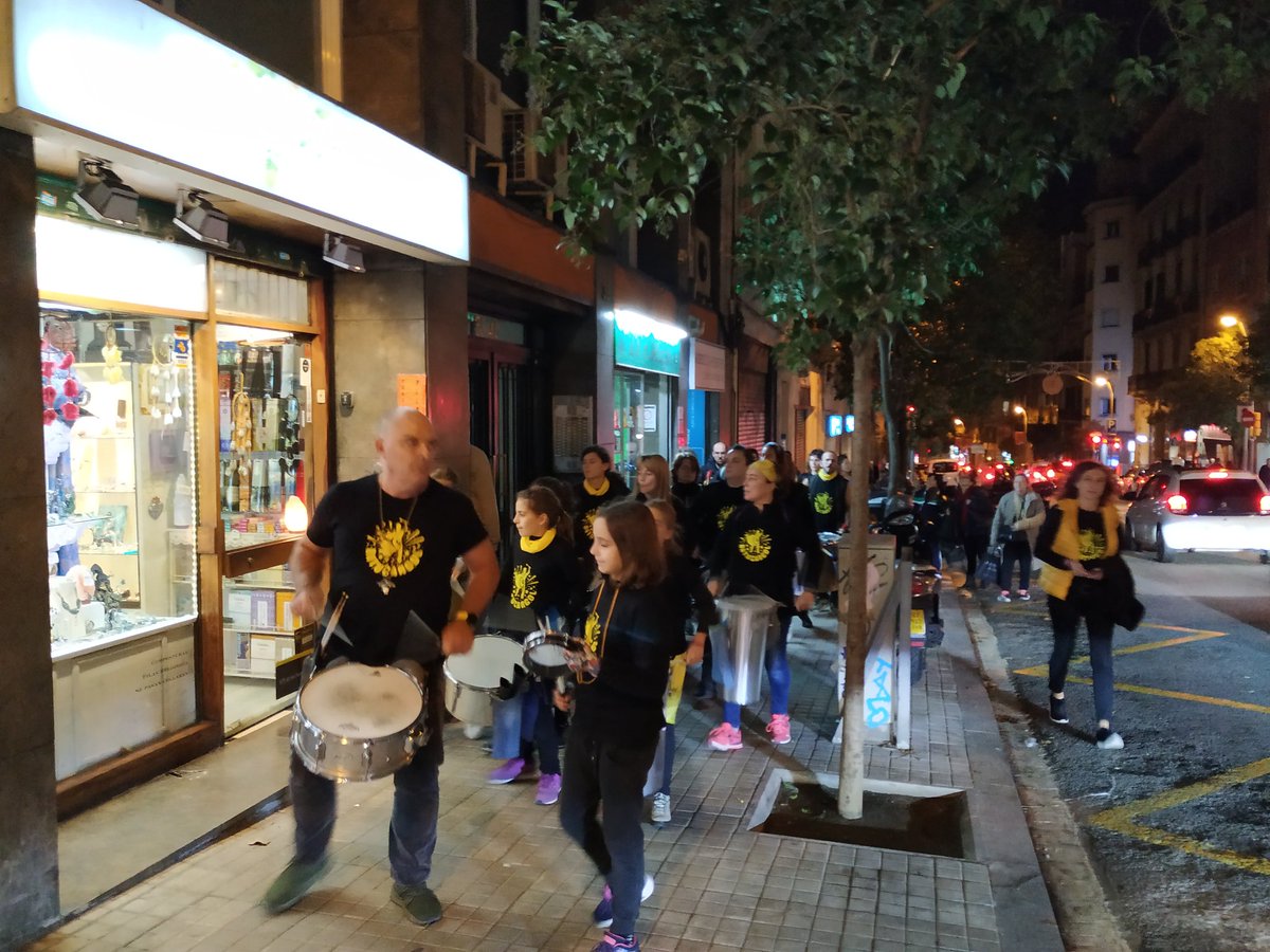 comercvallcarca's tweet photo. Fi de festa d'encesa dels llums de Nadal a #Vallcarca amb els nostres veïns de @batucargol. Moltes gràcies!! #ObrimPerTu @GraciaComerc @Bcn_Gracia @Bcn_Gracia @robert_soro https://t.co/MMcEwymEbw