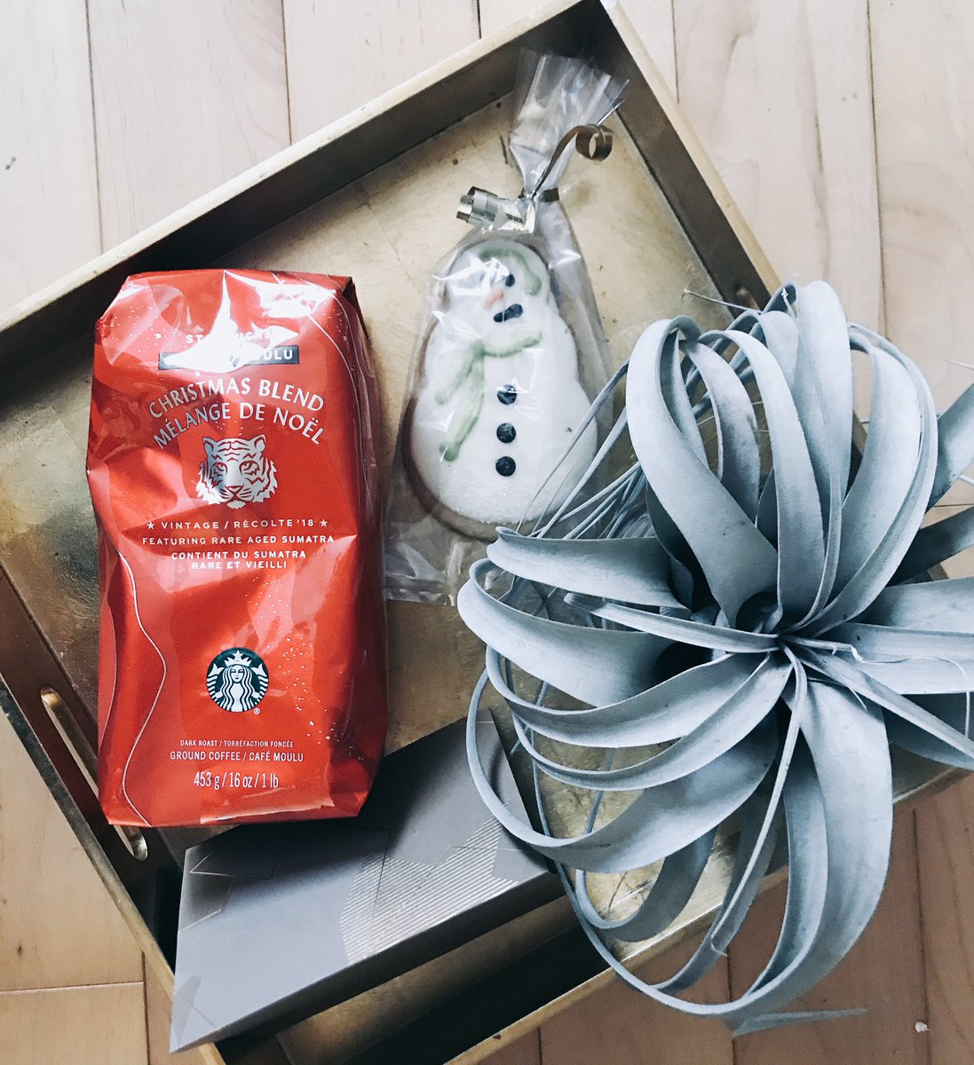 ChicDarling's tweet photo. Holiday starter pack with @StarbucksCanada! https://t.co/Cdy6FunFbP