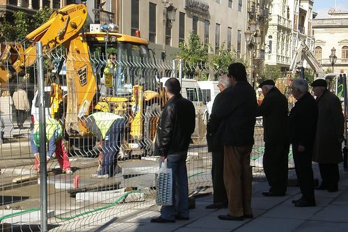 El Ayuntamiento de Ponferrada contrata a 10 jubilados para que observen las obras de Camino de Santiago.
"Le dará ambiente a la zona durante la Navidad y así los obreros tendrán una segunda opinión" a declarado Roberto Mendo, concejal de fomento y obras