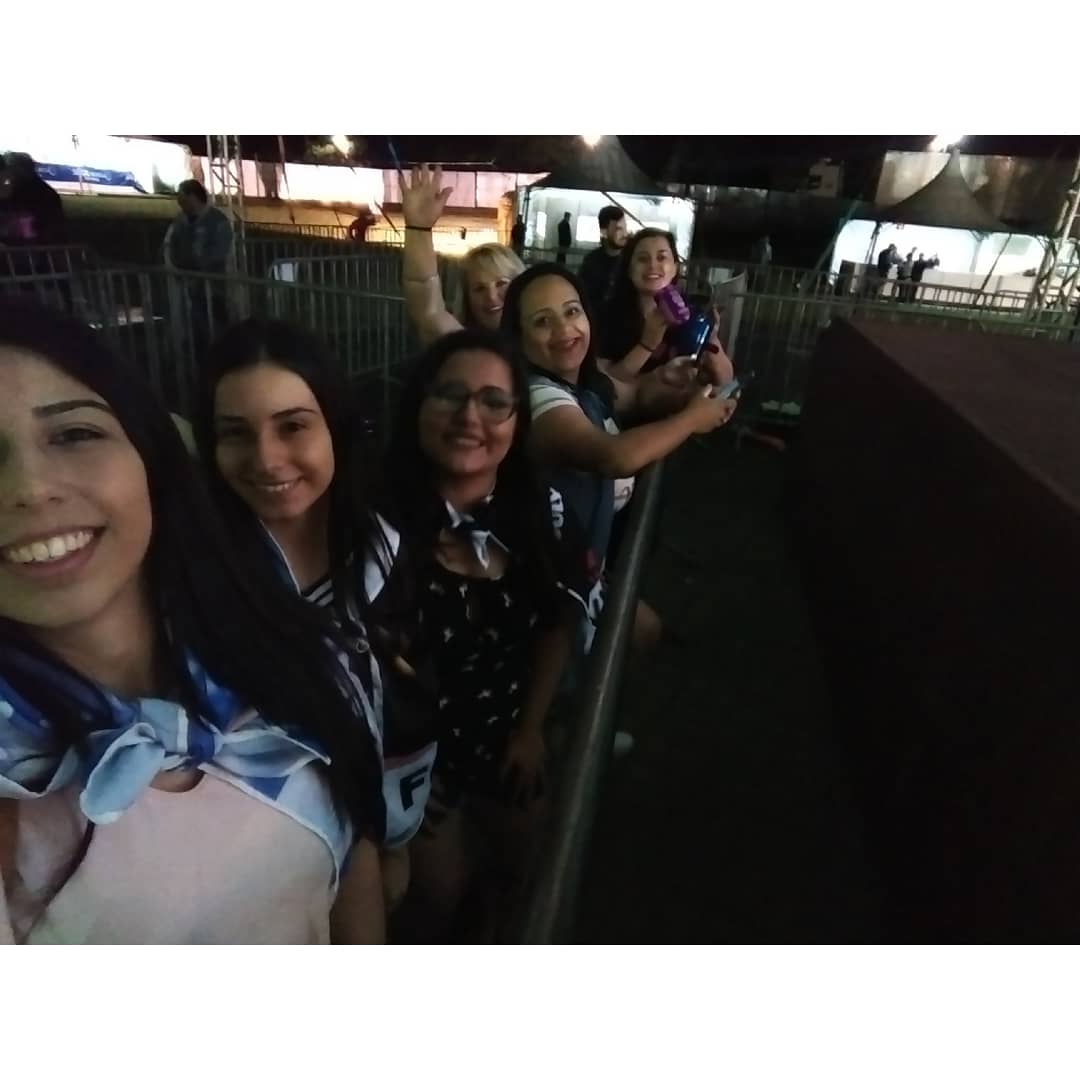 BebeMaiara's tweet photo. Melhores companhias 💓 show das meninas 💓 27/10/2018 https://t.co/83peofDQM8