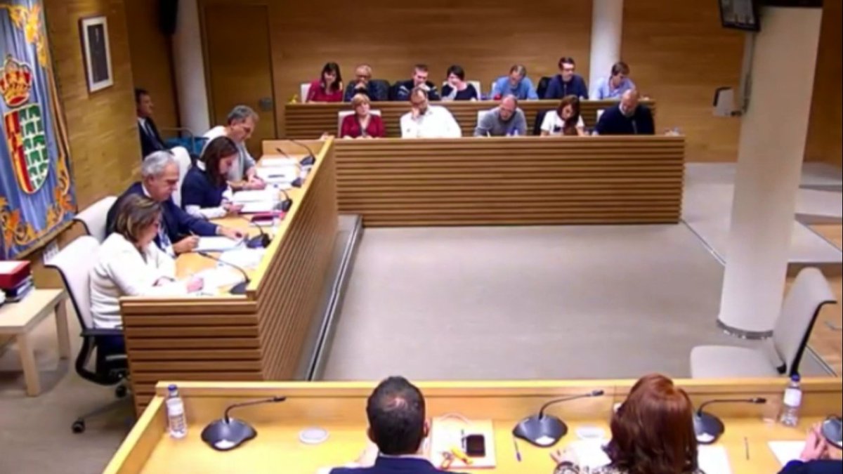 getafense_es's tweet photo. VÍDEO | Tensión en el pleno del Ayuntamiento de #Getafe ante el posible despido de 70 trabajadores de una subcontrata de Airbus tras la convocatoria de una huelga indefinida.

PP, PSOE y C's no respaldan la proposición en apoyo a los trabajadores. ➡️https://t.co/j8Fp7TeF3a https://t.co/8q9ZXXOc4L
