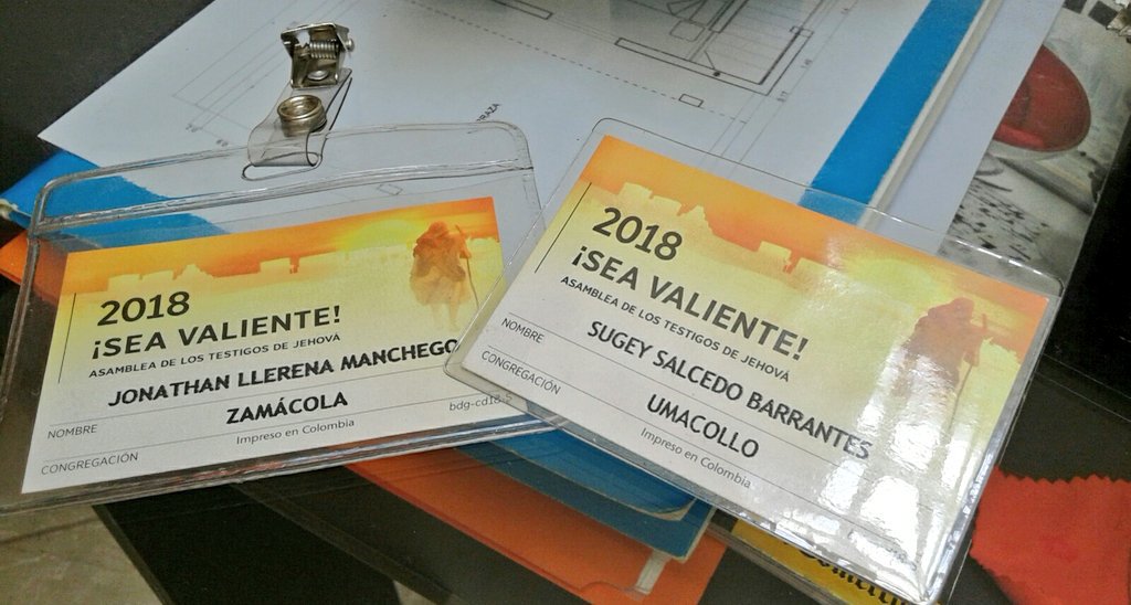 cathesbar's tweet photo. Listas nuestras solapitas para nuestra primera Asamblea Regional 2018 #SeaValiente 💗👫👌💼👜 https://t.co/nQqVOJnmGx