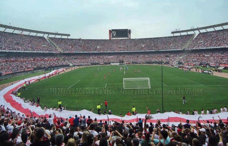 GerCarp35's tweet photo. ¿Llenar la cancha sin que se juegue un partido? Año 2012, River en el peor momento de su historia. El Monumental repleto, sólo para recibir a la bandera más larga del mundo. No era un partido, ni la previa de una Final de Copa, sólo un pedazo de tela. Qué me van a hablar de amor. https://t.co/OpWrIM77eC