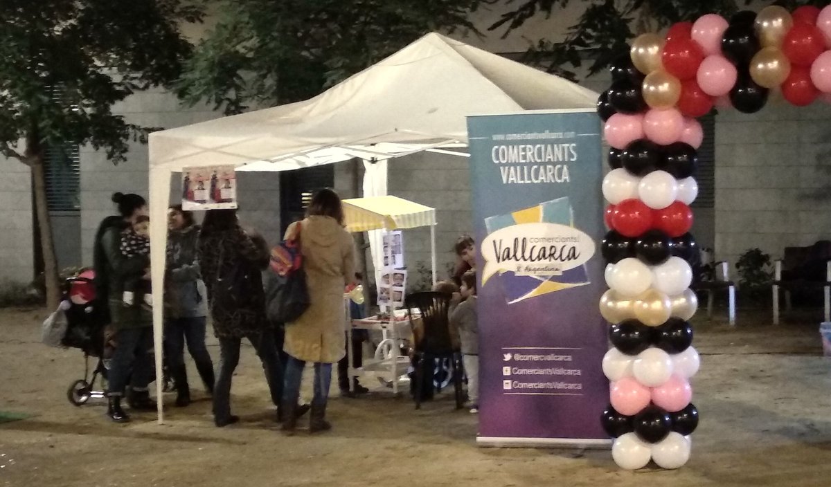 robert_soro's tweet photo. Tot d'activitats infantils, batucada amb @batucargol i encesa de les llums de Nadal dels @comercvallcarca
@GraciaComerc @BCN_Comerc @Bcn_Gracia @MueblesSanRamos https://t.co/ociEe1SuxJ