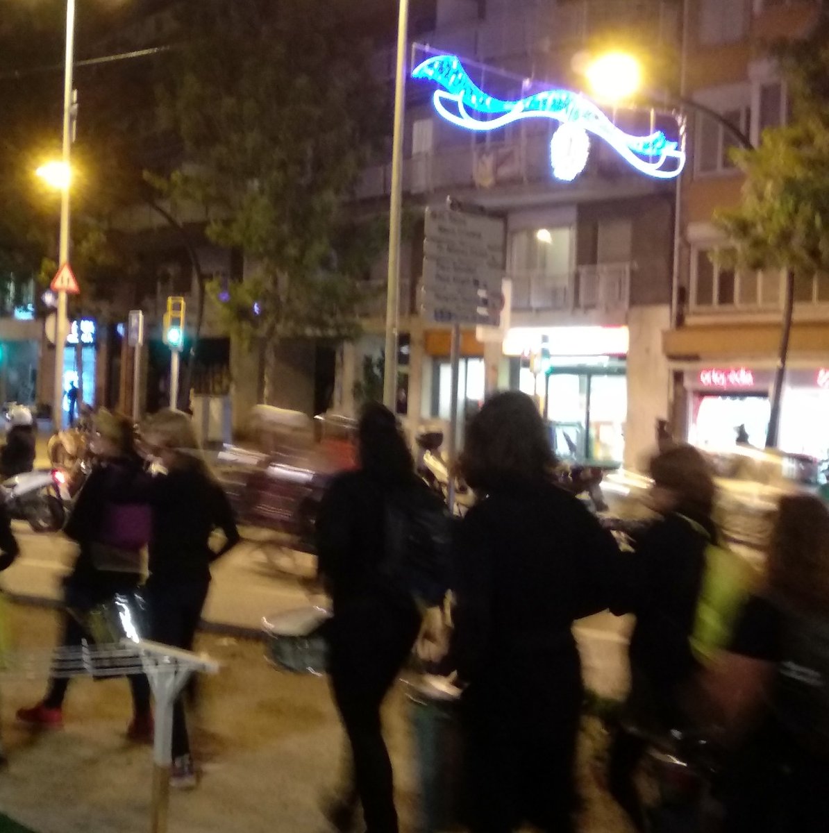 robert_soro's tweet photo. Tot d'activitats infantils, batucada amb @batucargol i encesa de les llums de Nadal dels @comercvallcarca
@GraciaComerc @BCN_Comerc @Bcn_Gracia @MueblesSanRamos https://t.co/ociEe1SuxJ