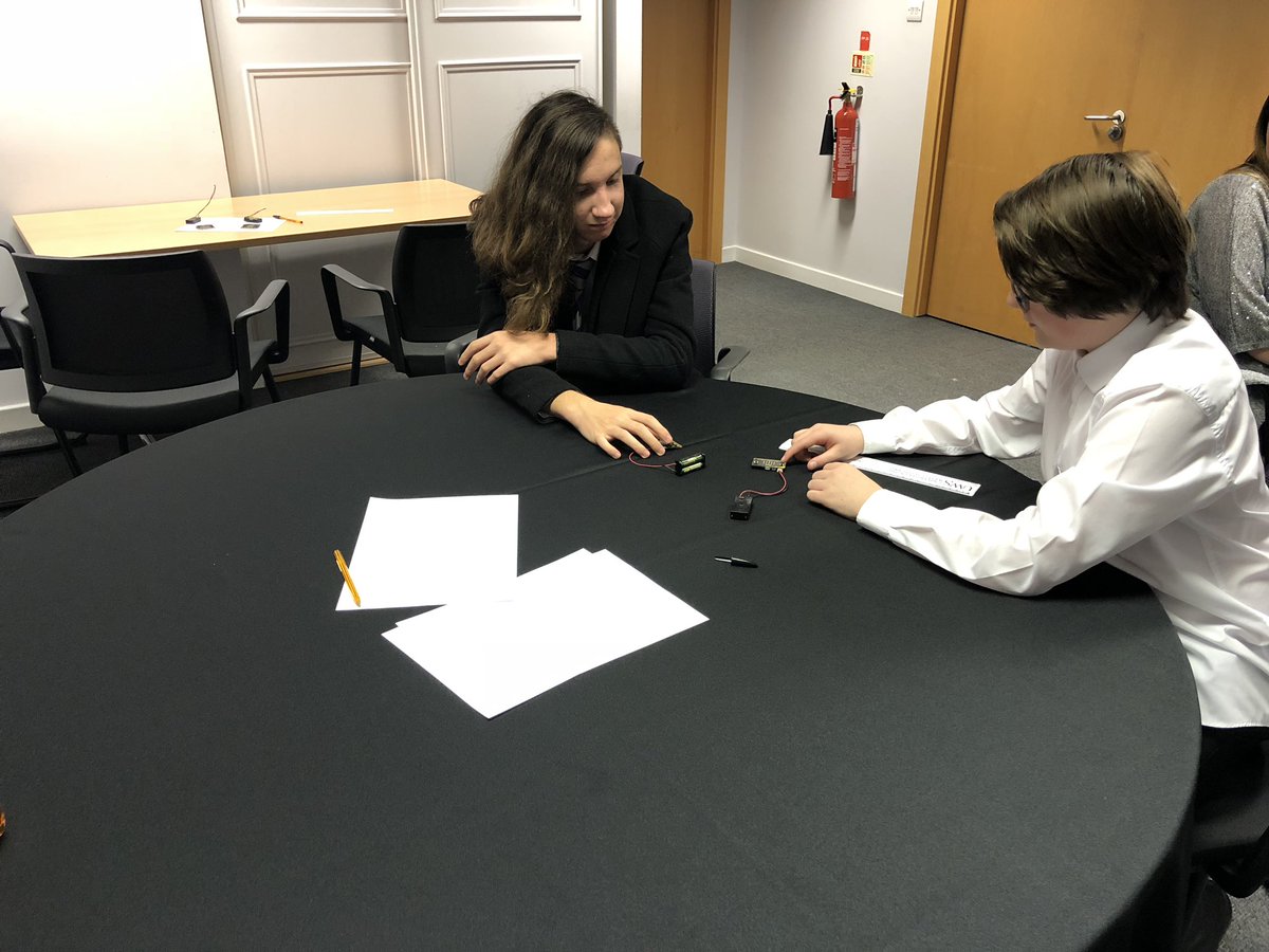 HelpMeMissB's tweet photo. Great morning learning about Radio Communications with S3 learners @gsc1 during #STEMFest2018 👍🏻 Thank you @UWSPhysics for delivering this session 🤩🙂 #Physics https://t.co/hJSwwOPb7W