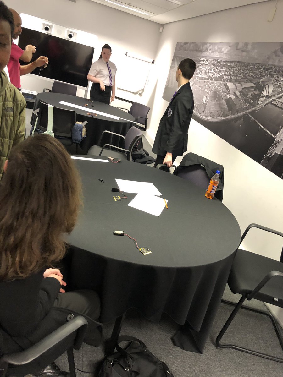 HelpMeMissB's tweet photo. Great morning learning about Radio Communications with S3 learners @gsc1 during #STEMFest2018 👍🏻 Thank you @UWSPhysics for delivering this session 🤩🙂 #Physics https://t.co/hJSwwOPb7W