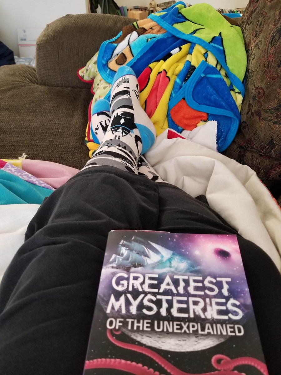 advnsbetweenpgs's tweet photo. It's kitty cat socks and book kind of day

#relax #book #currentlyreading #socks #cats #Thanksgiving https://t.co/3jGS5pIM2S